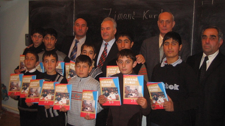 Prof.Dr Kinyaz İbrahim, Kürtçe derslerini verdiği çocuklarla birlikte 